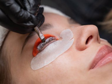 Beyaz kadın kirpik temizleme prosedüründen geçiyor.