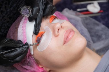 Profesyonelce kaplama ve kirpik boyama süreci.