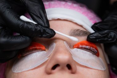 Beyaz kadın kirpik temizleme prosedüründen geçiyor.