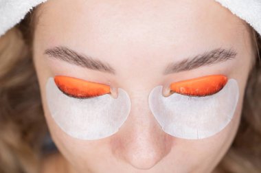 Kirpik kaplama prosedüründen geçen beyaz bir kadın. Üst görünüm