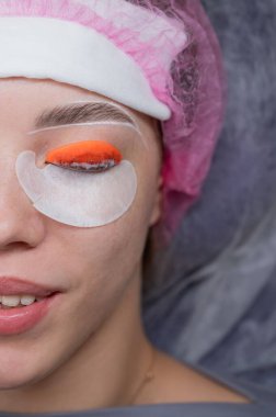 Kirpik kaplama prosedüründen geçen beyaz bir kadın. Üst görünüm