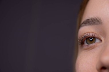 Kirpik kaplama prosedüründen sonra bir kadının gözlerine yakın çekim