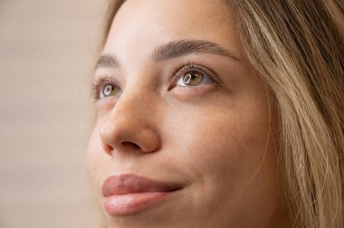 Kirpik kaplama işleminden sonra bir kadının yakın plan portresi