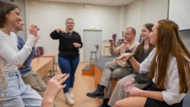 İşaret diliyle konuşan bir grup genç.