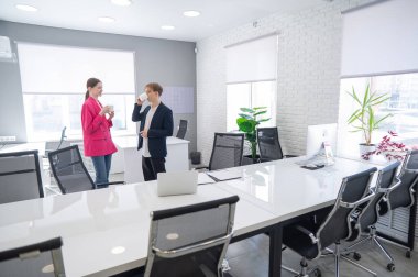 Meslektaşlar kahve içip iş arasında konuşurlar.