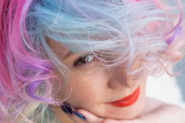 Çok renkli saç stiline sahip beyaz bir kadının yakın plan portresi.