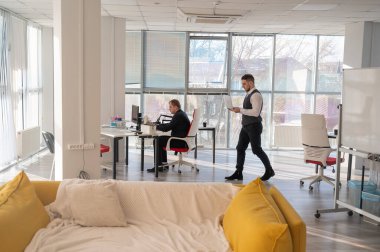 Ofiste iki beyaz adam var.