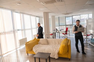 Ofiste iki beyaz adam var.