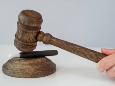 Hakimler tokmak ve elektronik sigara. Tütün ısıtma sistemi