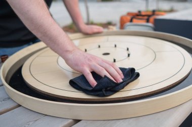 Stratejik Oyun Parçaları Tahta Tahta Crokinole üzerinde