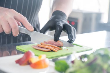 Şef ördeği dilimliyor.