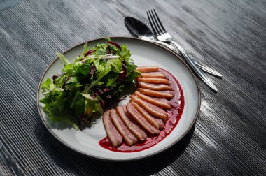 Kızarmış ördek bir tabakta parçalara ayrılmış.