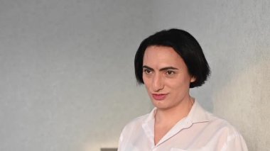 Flört eden orta yaşlı bir adamın portresi