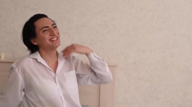 Gülen orta yaşlı bir adamın portresi.