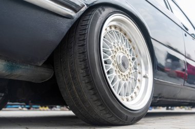 Özel Araba Tekerleği ve Tekerlek Mükemmelliğinin Yakın Çekimi