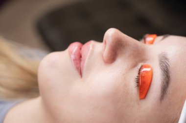 Beyaz kadın kirpik temizleme prosedüründen geçiyor.