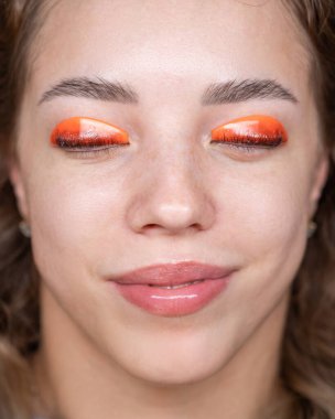 Kirpik kaplama prosedüründen geçen beyaz bir kadın. Üst görünüm