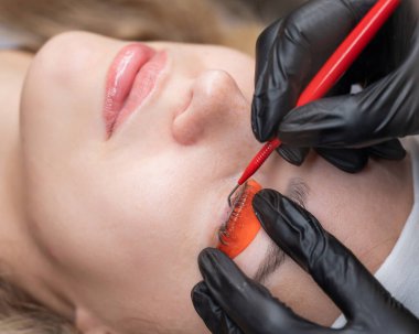 Beyaz kadın kirpik temizleme prosedüründen geçiyor.