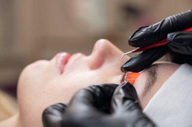 Beyaz kadın kirpik temizleme prosedüründen geçiyor.