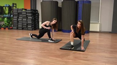 Kişisel esneme dersi alan beyaz bir kadın.