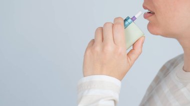 Elektronik sigara içen beyaz bir kadın. Tütün ısıtma sistemi