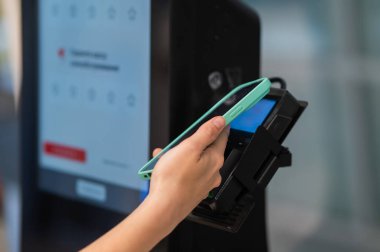 Modern Perakende Mağazasında Canlı Alışveriş Deneyimi