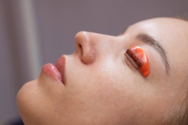 Beyaz kadın kirpik temizleme prosedüründen geçiyor.