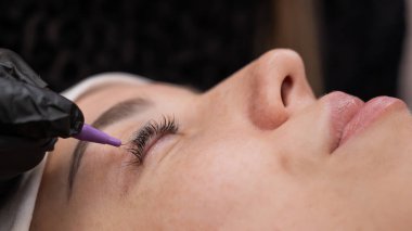 Salonda Profesyonel Kirpik Uzatma Uygulama Süreci