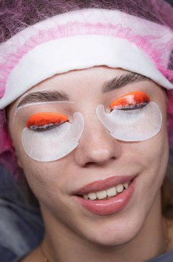 Kirpik kaplama prosedüründen geçen beyaz bir kadın. Üst görünüm