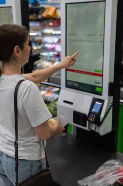 Bir kadın kendini kontrol eden eşyaları tarar.