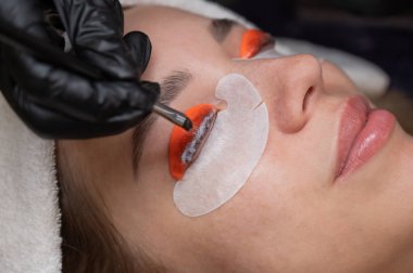 Beyaz kadın kirpik temizleme prosedüründen geçiyor.