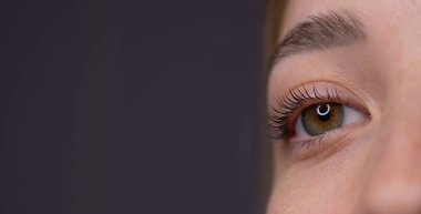 Kirpik kaplama prosedüründen sonra bir kadının gözlerine yakın çekim