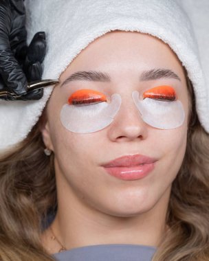 Beyaz kadın kirpik temizleme prosedüründen geçiyor.