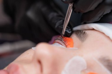 Profesyonelce kaplama ve kirpik boyama süreci.