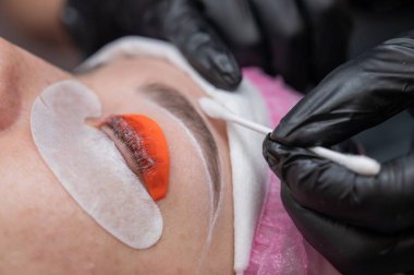 Profesyonelce kaplama ve kirpik boyama süreci.