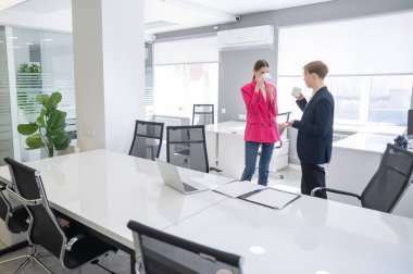 Meslektaşlar kahve içip iş arasında konuşurlar.