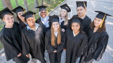 Mezuniyet elbiseli çok uluslu öğrenciler.