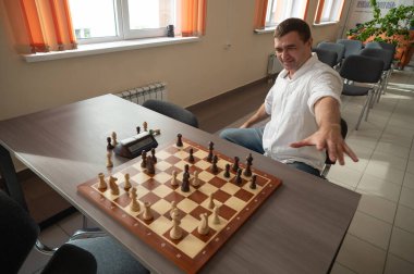 Beyaz adam satrancı kazanmayı kutluyor