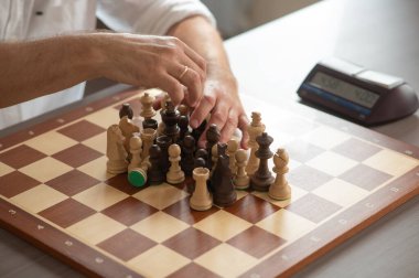 Orta yaşlı beyaz bir adamın satranç oynaması yakındır.