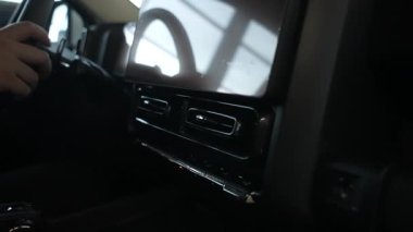 Modern bir arabanın elektronik cihaz paneli