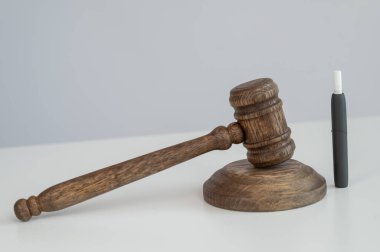 Hakimler tokmak ve elektronik sigara. Tütün ısıtma sistemi