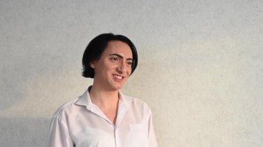 Flört eden orta yaşlı bir adamın portresi