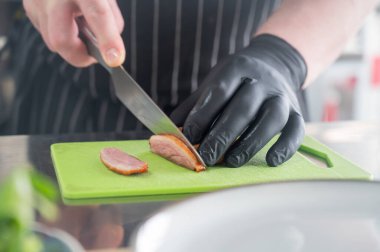 Şef ördeği dilimliyor.