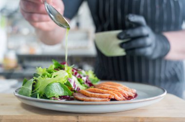 Şef ördek rostosu servis ediyor.