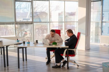 İki Kafkasyalı iş yerinde sorunları çözer