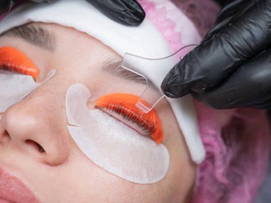 Beyaz kadın kirpik temizleme prosedüründen geçiyor.