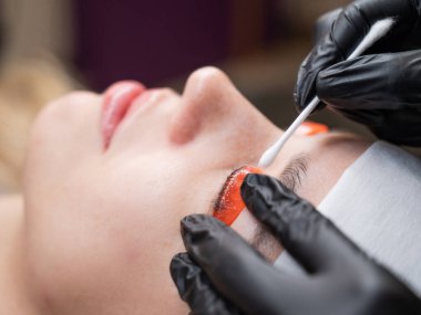 Beyaz kadın kirpik temizleme prosedüründen geçiyor.