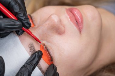 Beyaz kadın kirpik temizleme prosedüründen geçiyor.