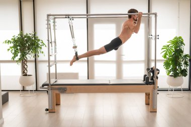 Bir adam yenilikçi bir makine üzerinde hava tatbikatları yapıyor.