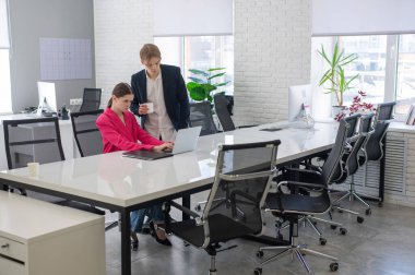 Beyaz adam astlarına talimat veriyor.